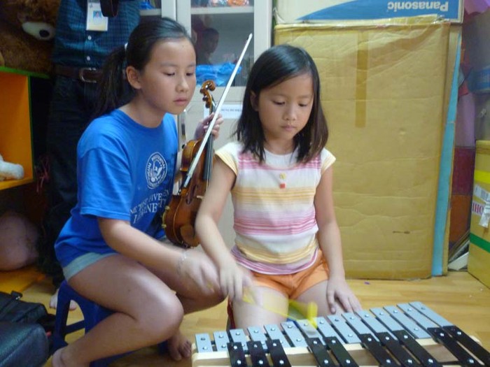 Lần đầu tiên trở thành cô giáo thanh nhạc khiến hai cô bé có chút bỡ ngỡ.